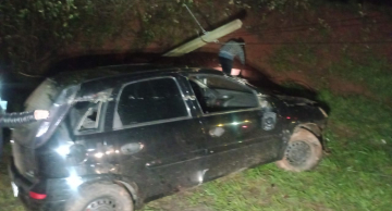 Carro capota em vicinal que liga Botucatu a Pardinho