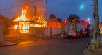 Casa é destruída pelo fogo na Vital Brasil em Botucatu
