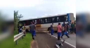 Motorista de caminhonete morre em colisão com ônibus de trabalhadores rurais em São Manuel