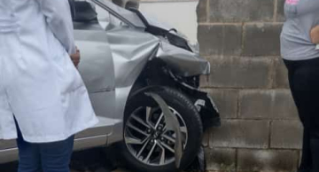 Motorista perde controle de veículo e atinge muro de creche em Botucatu