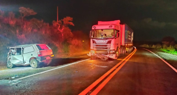 Condutor de Botucatu morre após acidente entre carro e carreta na SP-191