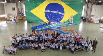 Alunos do Programa Patrulha da Paz visitam a Academia da Força Aérea e Esquadrilha da Fumaça