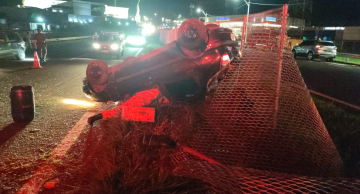 Veículo capota na Rodovia Castelinho na saída de Botucatu