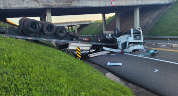 Carreta carregada com peças de veículos cai de viaduto na Castelo Branco em Itatinga