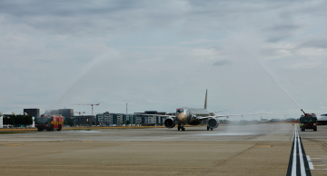 Jato E195-E2 da Embraer recebe certificação para aproximação íngreme no Aeroporto London City