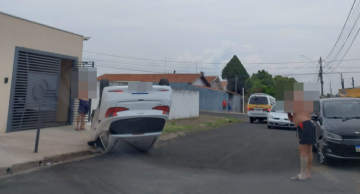 Veículo fica com as rodas para cima na Cohab 1 em Botucatu