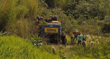 Ônibus com trabalhadores rurais cai em ribanceira entre Itatinga e Avaré