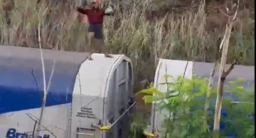 Homem é flagrado ‘surfando’ em trem de carga em Jaú