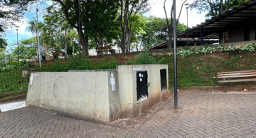 Homens são flagrados praticando sexo na praça Paratodos em Botucatu Homens são flagrados praticando sexo na praça Paratodos em Botucatu