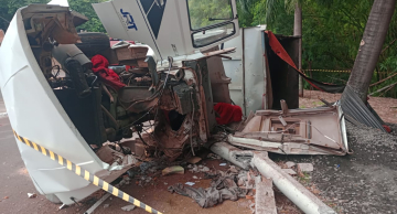 Caminhão tomba em avenida de São Manuel e motorista fica preso nas ferragens Caminhão tomba em avenida de São Manuel e motorista fica preso nas ferragens