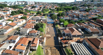 Vigas são colocadas em nova ponte na Rua Tonico de Barros em Botucatu  
