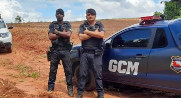 GCMs impedem criança de ser morta pelo pai dentro de córrego em Itatinga GCMs impedem criança de ser morta pelo pai dentro de córrego em Itatinga