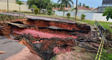 Ponte cai na região da rodoviária de Botucatu após forte chuva