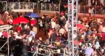 Boi escapa do brete e causa tumulto no meio do público após rodeio em Avaré