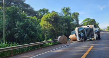 Carreta tomba em rodovia de São Manuel Carreta tomba em rodovia de São Manuel