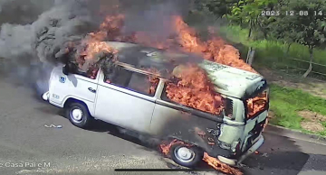 Kombi da Prefeitura de Botucatu fica destruída pelo fogo Kombi da Prefeitura de Botucatu fica destruída pelo fogo