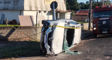 Carro tomba no Convívio em Botucatu e quatro pessoas são socorridas