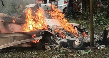 Avião de pequeno porte cai em praça e mata quatro pessoas no interior de SP