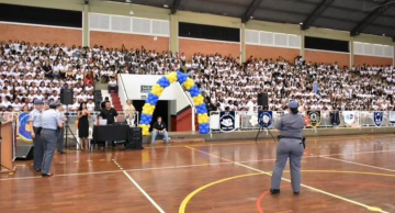 Polícia Militar faz cerimônia de formatura do PROERD e Escolinha da PM em Botucatu