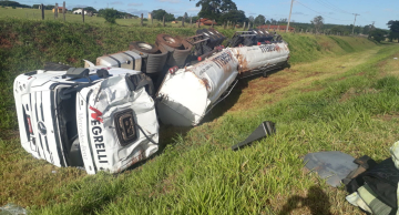 Carreta com 60 mil litros de etanol tomba na Rondon em São Manuel Carreta com 60 mil litros de etanol tomba na Rondon em São Manuel