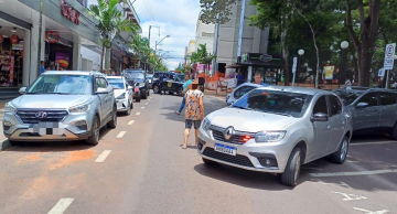 Mulher é presa após manter idosos em cárcere privado e tentar sacar R$ 300 mil em Botucatu Mulher é presa após manter idosos em cárcere privado e tentar sacar R$ 300 mil em Botucatu