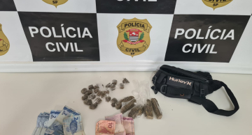 Mulher é presa vendendo drogas em conjunto habitacional na zona leste de Botucatu Mulher é presa vendendo drogas em conjunto habitacional na zona leste de Botucatu