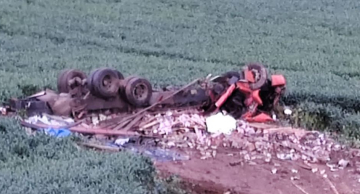 Motorista morre após caminhão cair em ribanceira de rodovia em Pardinho Motorista morre após caminhão cair em ribanceira de rodovia em Pardinho