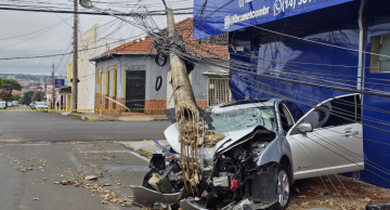 Carro destrói poste e danifica a rede elétrica na Vila dos Lavradores em Botucatu Carro destrói poste e danifica a rede elétrica na Vila dos Lavradores em Botucatu