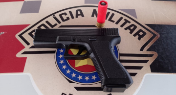 Homem é flagrado com simulacro de arma de fogo durante abordagem da PM em Botucatu Homem é flagrado com simulacro de arma de fogo durante abordagem da PM em Botucatu