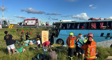 Ônibus com passageiros capota e deixa vários feridos na Castello Branco