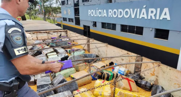 Homens são presos com 3,5 toneladas de maconha escondidas entre carga de milho em rodovia de Jaú Homens são presos com 3,5 toneladas de maconha escondidas entre carga de milho em rodovia de Jaú