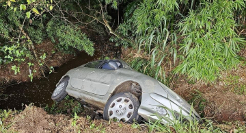Carro cai em ribanceira na Domingos Sartori em Botucatu Carro cai em ribanceira na Domingos Sartori em Botucatu