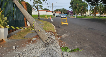 Micro-ônibus derruba poste de energia no Jardim Paraíso em Botucatu Micro-ônibus derruba poste de energia no Jardim Paraíso em Botucatu