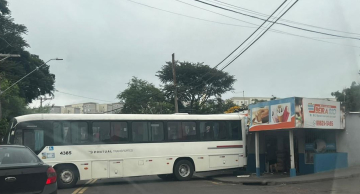 Ônibus atinge fachada de mercado no Lavapés em Botucatu e interdita avenida Ônibus atinge fachada de mercado no Lavapés em Botucatu e interdita avenida