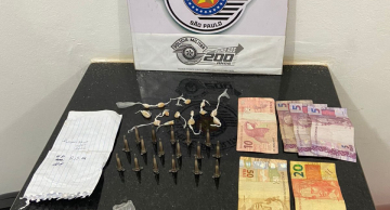 Homem resiste ao ser abordado, mas é preso pela PM por tráfico de drogas em Botucatu Homem resiste ao ser abordado, mas é preso pela PM por tráfico de drogas em Botucatu