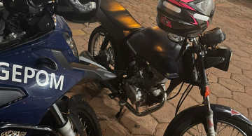GCM flagra adolescente conduzindo moto com emplacamento falso em Botucatu GCM flagra adolescente conduzindo moto com emplacamento falso em Botucatu