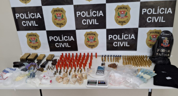Ação policial prende homem que vendia armas e drogas no Jardim Aeroporto em Botucatu Ação policial prende homem que vendia armas e drogas no Jardim Aeroporto em Botucatu