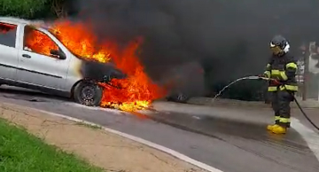 Carro pega fogo em frente ao Sesi em Botucatu Carro pega fogo em frente ao Sesi em Botucatu