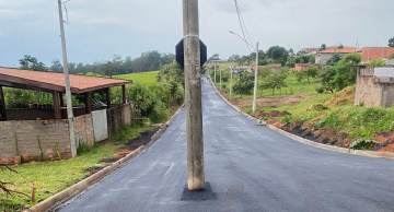 Bizarro: poste no meio da rua gera reclamação de moradores em Botucatu