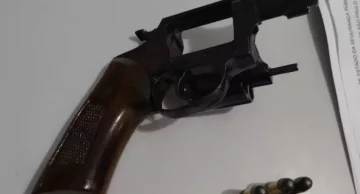 Polícia Civil apreende arma com suspeito de ameaçar a mulher em Botucatu Polícia Civil apreende arma com suspeito de ameaçar a mulher em Botucatu