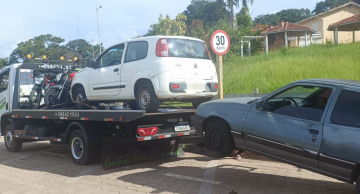PM recolhe veículos durante ação no Rio Bonito em Botucatu PM recolhe veículos durante ação no Rio Bonito em Botucatu