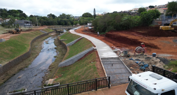 Pista de caminhada começa a ser construída no Parque linear do Lavapés em Botucatu