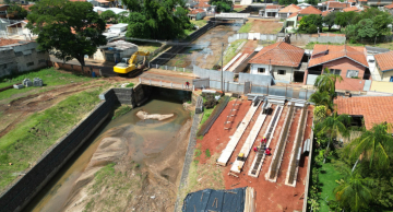 Mais duas pontes são demolidas para obras de revitalização do Rio Lavapés em Botucatu