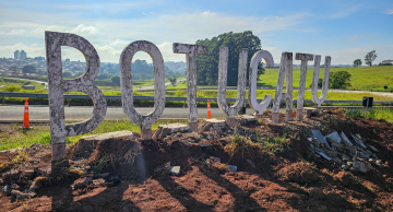 ‘Letreiro’ de Botucatu na Castelinho será retirado após décadas para construção de marginal