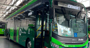 Caio apresenta a primeira unidade de ônibus elétrico 15 metros em Goiânia