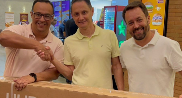 <strong>Shopping Amando faz entrega de TV 70 polegadas para ganhador de sorteio</strong>