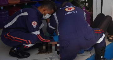 Motociclista escorrega em óleo derramado na Major Matheus em Botucatu e é socorrida Motociclista escorrega em óleo derramado na Major Matheus em Botucatu e é socorrida