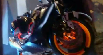 Piloto de moto é socorrido após violento acidente entre duas motos no centro de Botucatu