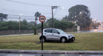 Carro amanhece sobre rotatória no Jardim Paraíso em Botucatu