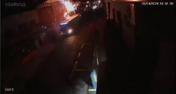 Ônibus atinge poste de energia elétrica na Curuzu em Botucatu; veja o vídeo Ônibus atinge poste de energia elétrica na Curuzu em Botucatu; veja o vídeo